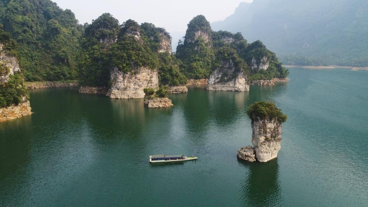 Na Hang 2 days 1 night tour schedule in pear blossom season