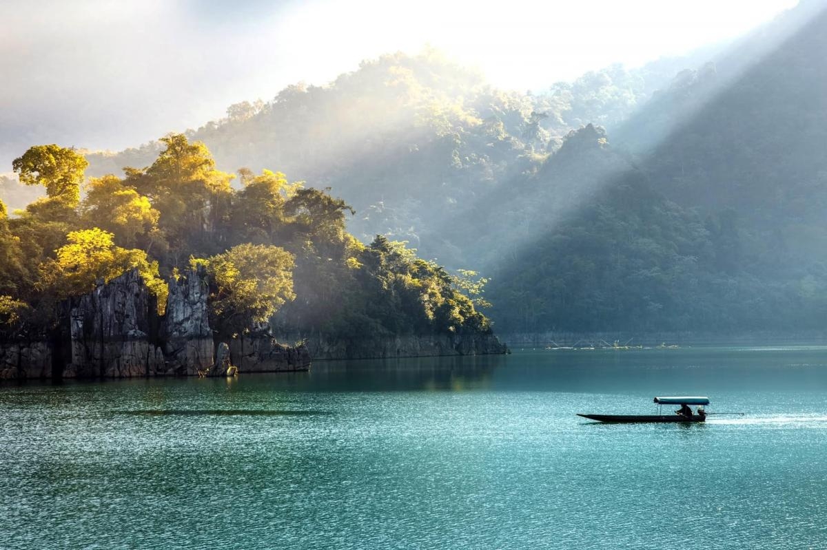 Na Hang 2 days 1 night tour schedule in pear blossom season