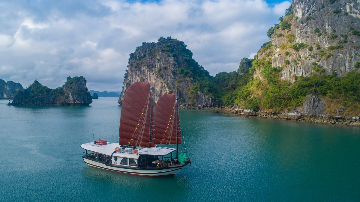 Ha Long cruise tour for 2 days 1 night
