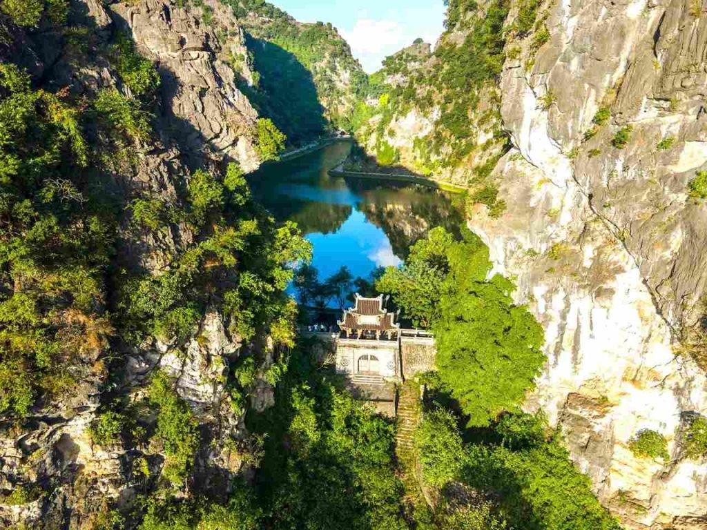 Hoa Lu – Tam Coc – Hang Mua 1 day tour itinerary