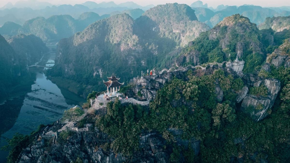 Hoa Lu – Tam Coc – Hang Mua 1 day tour itinerary